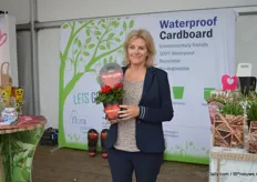 Henriette Hulsebosch van Flora MGB presenteerde hun waterproof cardboard, beschikbaar in labels potcovers en verpakkingen.